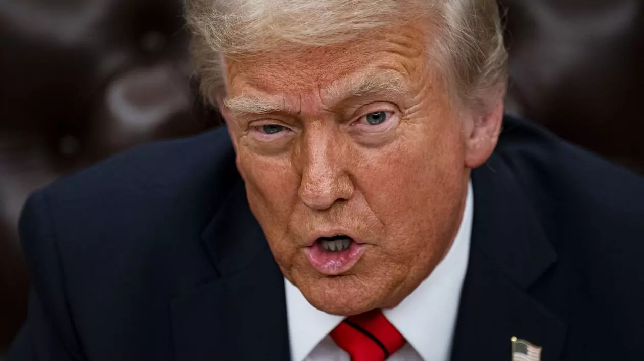 Donald Trump, președintele Statelor Unite ale Americii, în prim-plan, îmbrăcat într-un costum închis la culoare, cravată roșie și cămașă albă