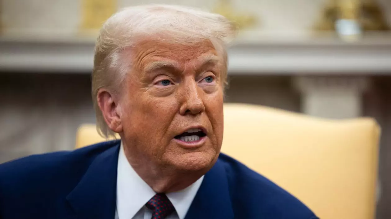 Donald Trump, președintele Statelor Unite ale Americii, îmbrăcat într-un costum de culoare albastră, cu Biroul Oval pe fundal, în blur
