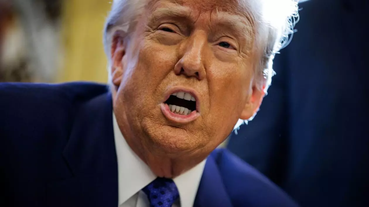 14 februarie 2025, Washington, District Of Columbia, SUA: Președintele Statelor Unite ale Americii, Donald Trump, vorbește în timp ce semnează două ordine executive în Biroul Oval de la Casa Albă. Republicanul pare foarte agitat