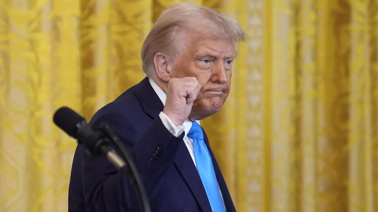 Președintele Donald Trump face gesturi în timpul unei conferințe de presă comună cu premierul Benjamin Netanyahu după întâlnirea lor de la Casa Albă din Washington, pe 4 februarie 2025. Republicanul este cu pumnul ridicat. Trump este îmbrăcat la costum, are o cămașă albă și o cravată albastră
