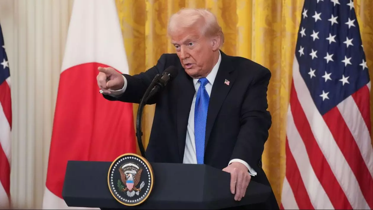 07 februarie 2025, Regatul Unit, Washington: Președintele american Donald Trump vorbește în timpul unei conferințe de presă cu premierul japonez Shigeru Ishiba după întâlnirea lor de la Casa Albă. Republicanul este îmbrăcat la costum și este agitat, arătând cu degetul către cineva