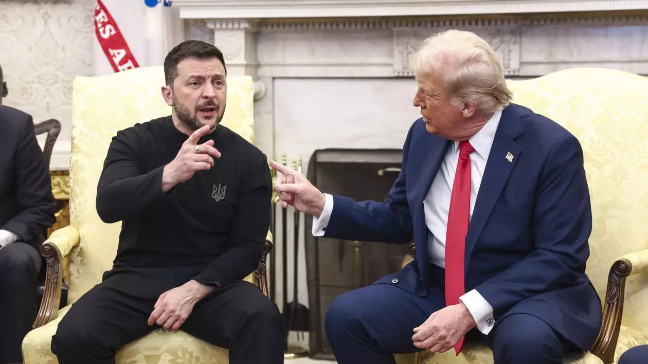 Donald Trump (dreapta) și Volodimir Zelenski (stânga) surprinși în Biroul Oval - 28 februarie 2025.