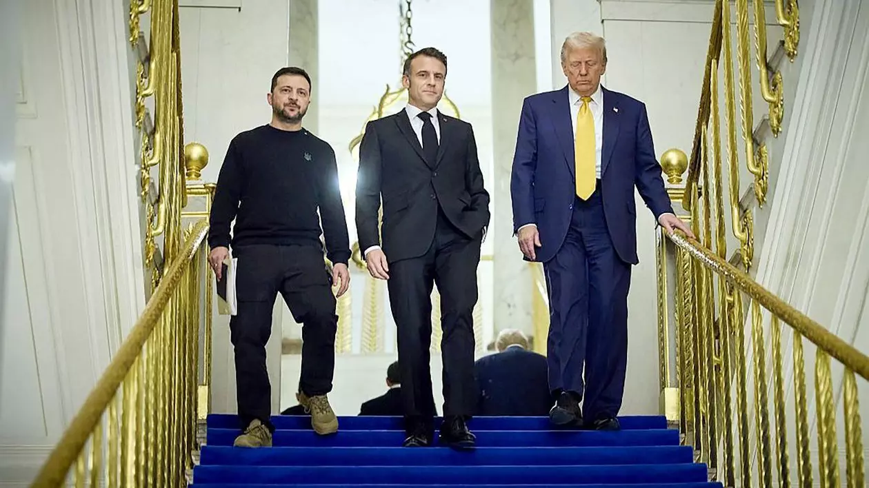 Volodomir Zelenski, Emmanuel Macron și Donald Trump (de la stânga la dreapta) la palatul Elysée după o reuniune trilaterală. Cei trei coboară scările