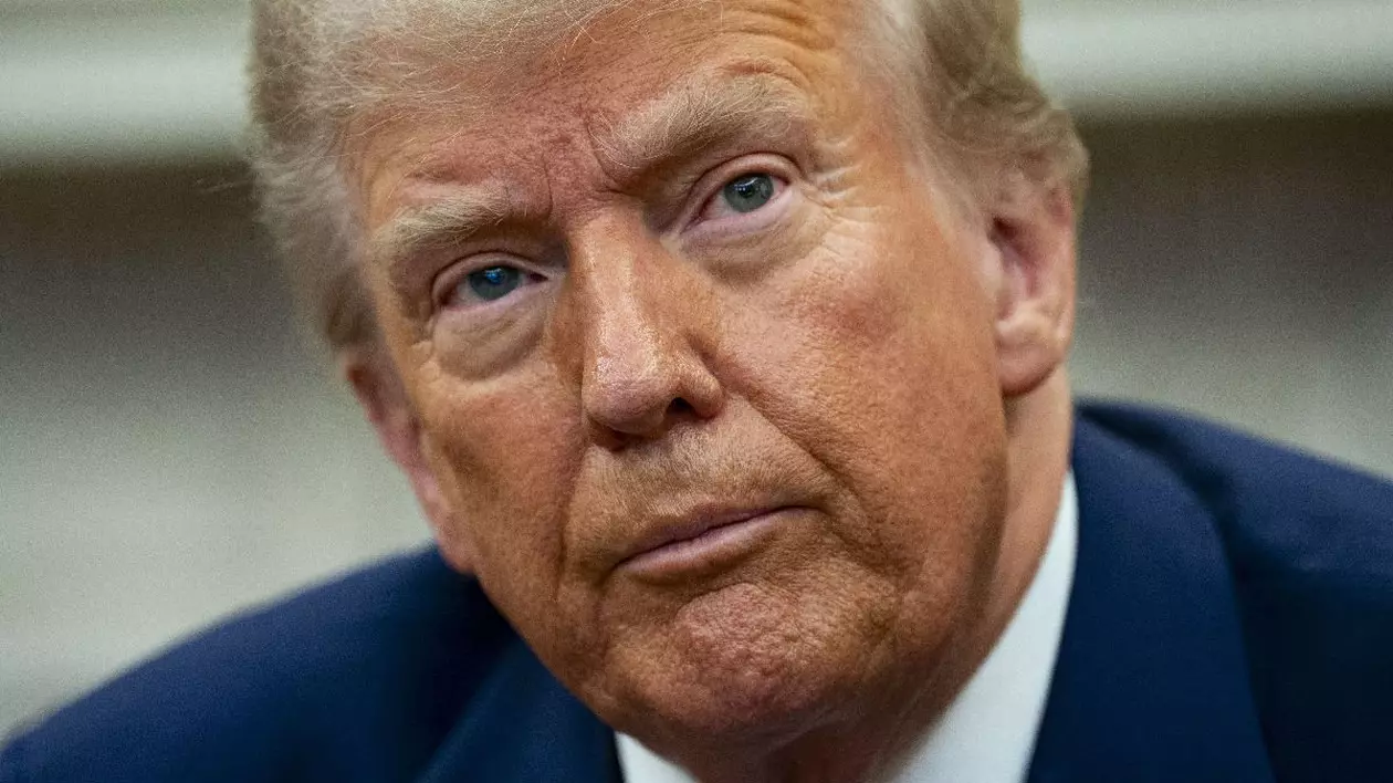 Prim-plan cu Donald Trump din cadrul întâlnirii acestuia cu președintele Franței, Emmanuel Macron.