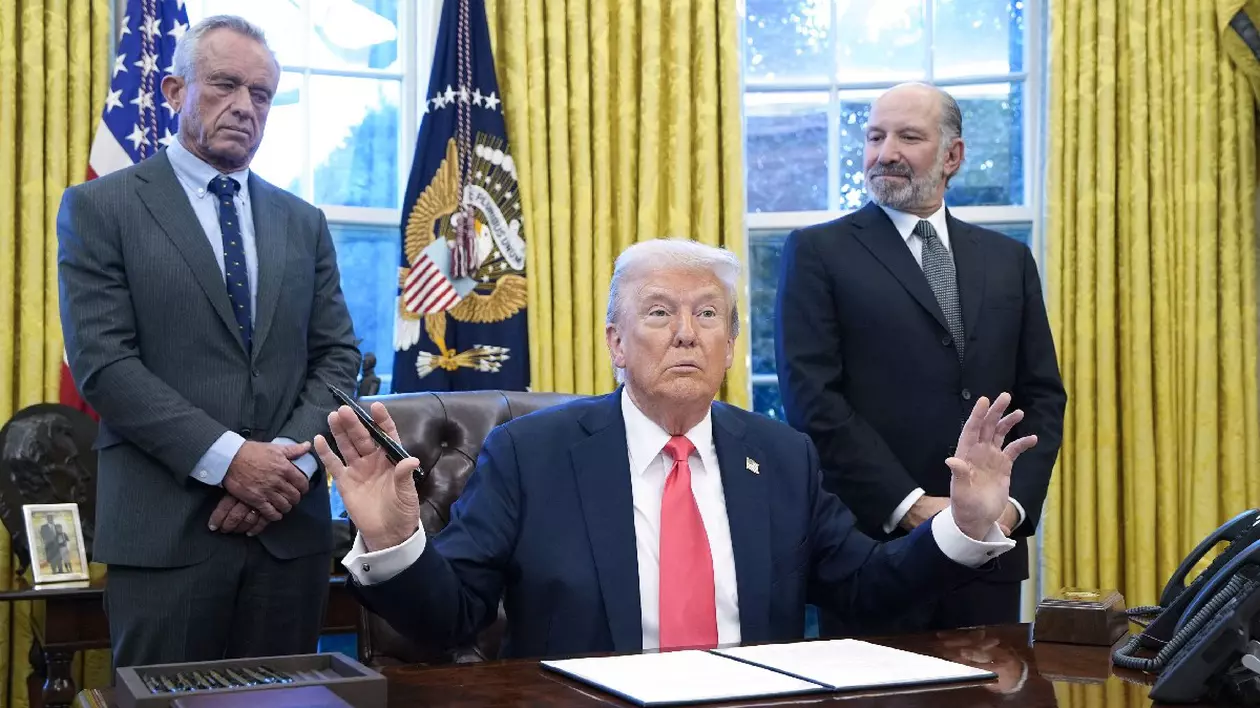 Președintele american Donald Trump vorbește cu reporterii alături de secretarul HSS Robert F. Kennedy Jr. și de secretarul nominalizat pentru Comerț Howard Lutnick (R) în Biroul Oval al Casei Albe din Washington la 25 februarie 2025.