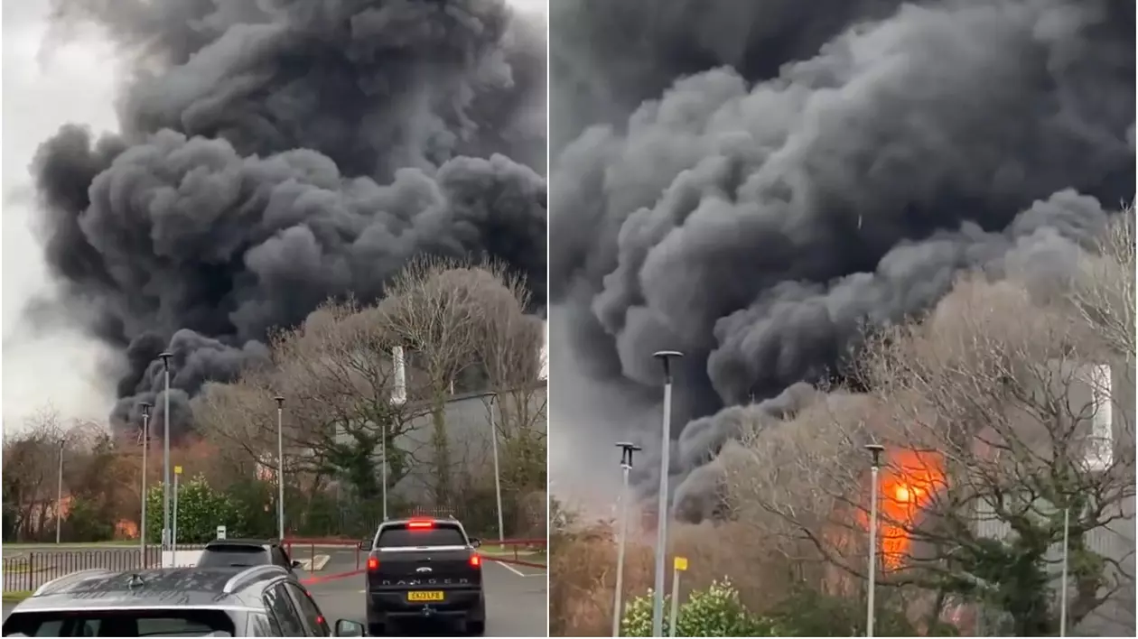 colaj foto in imaginea din stanga cateva masini, una in spatele celeilalte, iar in fata este fum negru dens, in imaginea din dreapta se observa flacara unui incendiu si fumul negru dens
