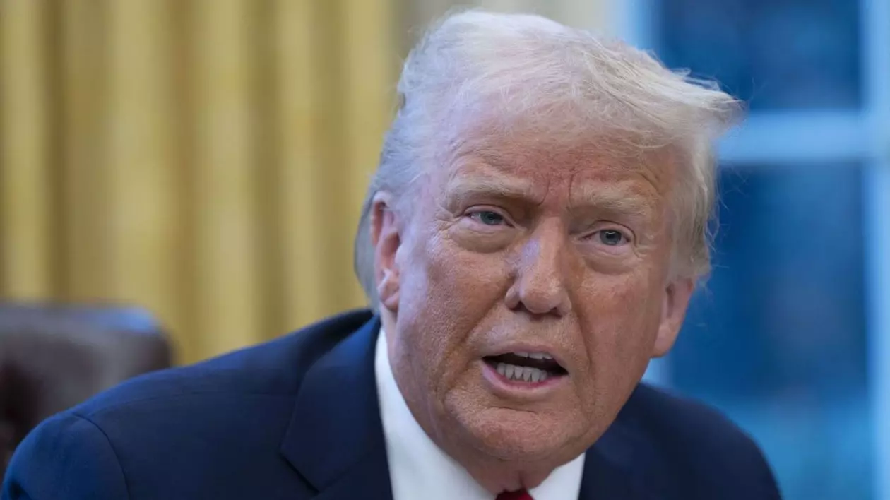 Președintele Statelor Unite, Donald Trump, cu cămașă albă și cravată roșie, la Biroul Oval al Casei Albe din Washington, 3 februarie 2025