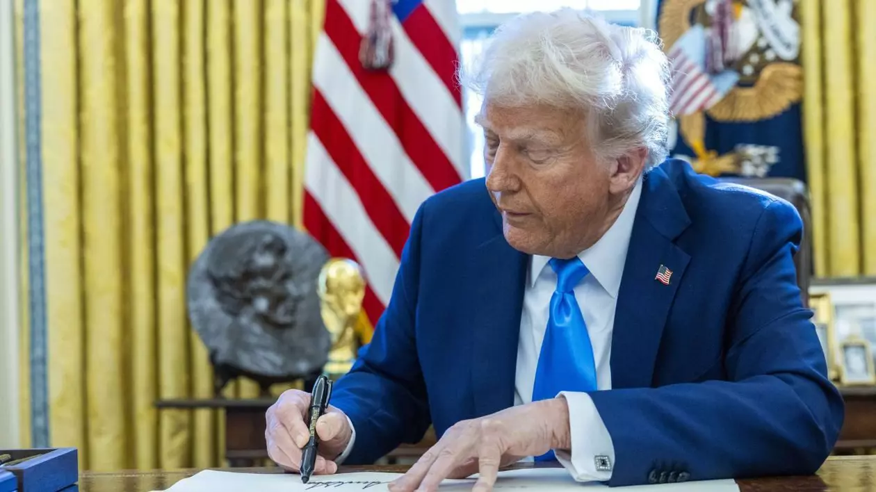 Președintele american Donald Trump semnând un mandat pentru în timpul unei ceremonii de semnare în Biroul Oval al Casei Albe din Washington, DC, SUA, 4 februarie 2025.