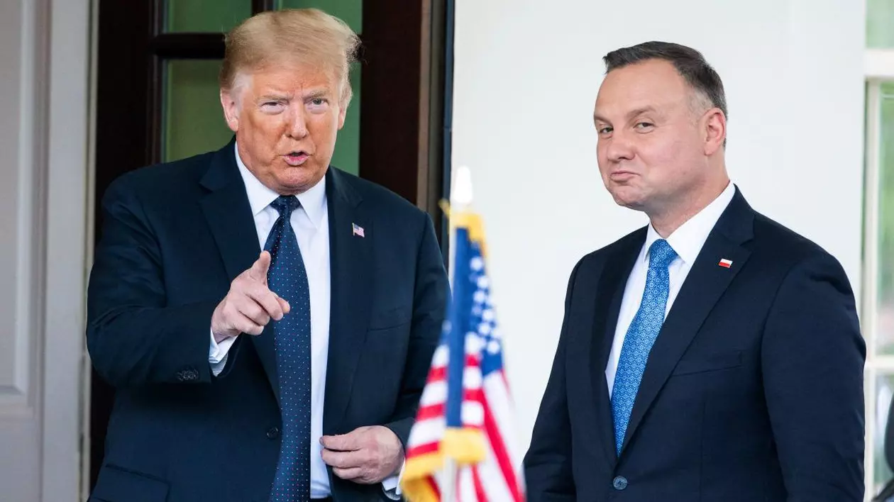 Președintele SUA Donald J. Trump (stânga) îl întâmpină pe președintele polonez Andrzej Duda (dreapta) la Casa Albă din Washington, DC, SUA, 24 iunie 2020. Americanul arată cu degetul spre jurnaliști, în timp ce polonezul privește
