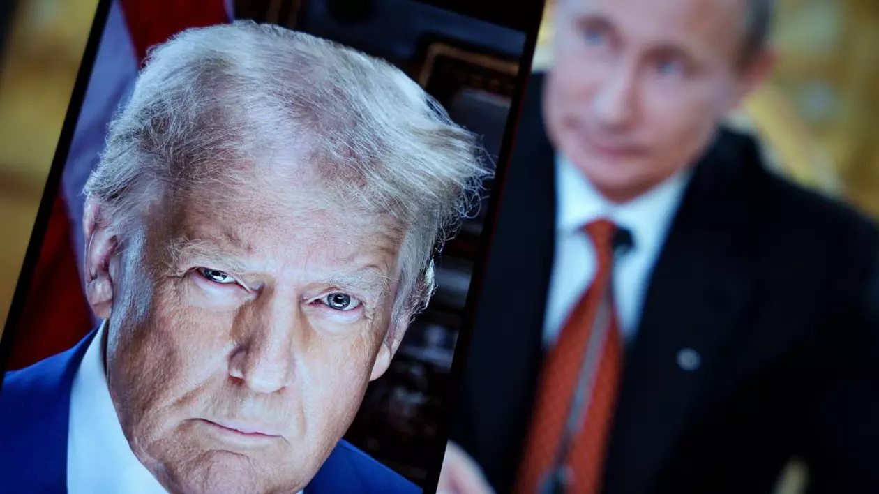 imagine pe un telefon mobil cu donald trump, pe fundal fotografia lui vladimir putin