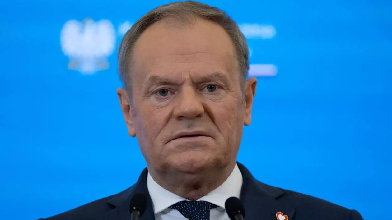 Premierul polonez Donald Tusk în timpul conferinței de presă de la Varșovia, Polonia, pe 17 ianuarie 2025. Oficialul este îmbrăcat la costum și pare îngrijorat