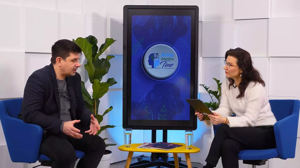 Dr. Dan Benția, în partea stângă, îmbrăcat în negru, în platoul emisiunii Bine Pentru Tine, și Florentina Mușat, moderatorul emisiunii, în partea dreaptă