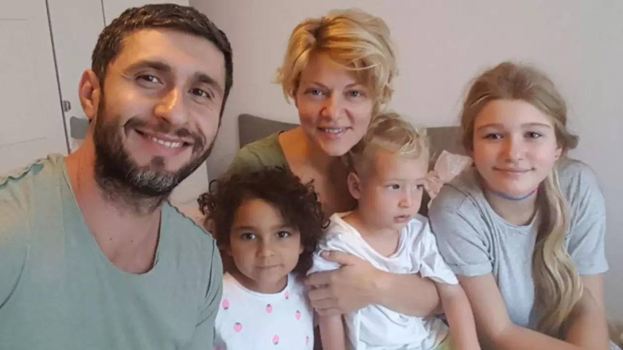 Dragoș Bucur și Dana Nălbaru, alături de cei trei copii