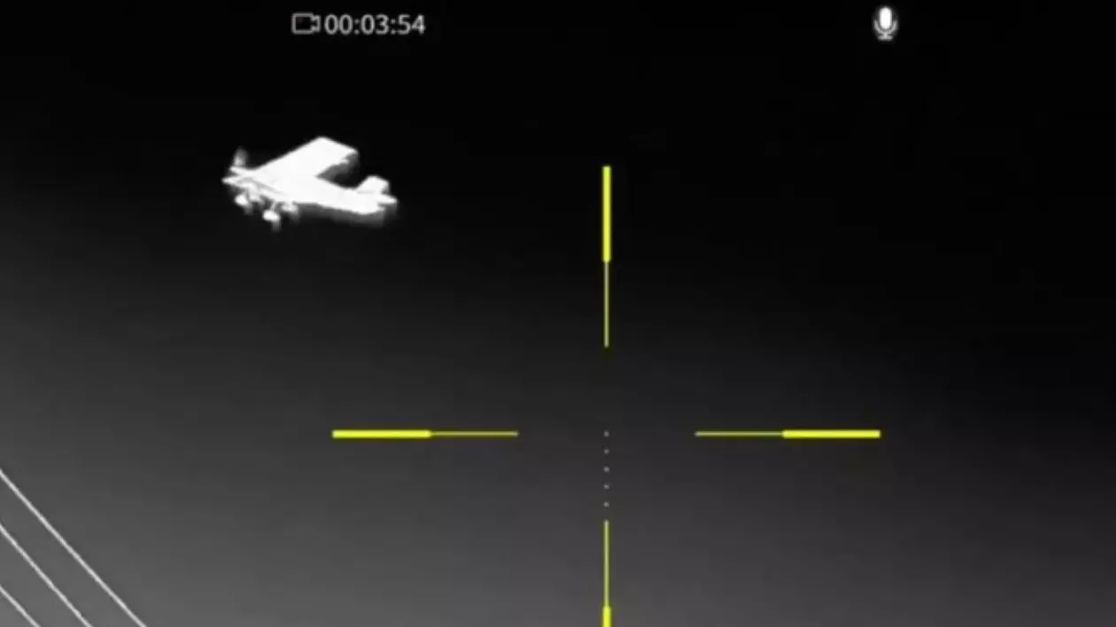 Dronă a forțelor armate ucrainene care transporta o bombă uriașă a fost filmată pe cerul Rusiei