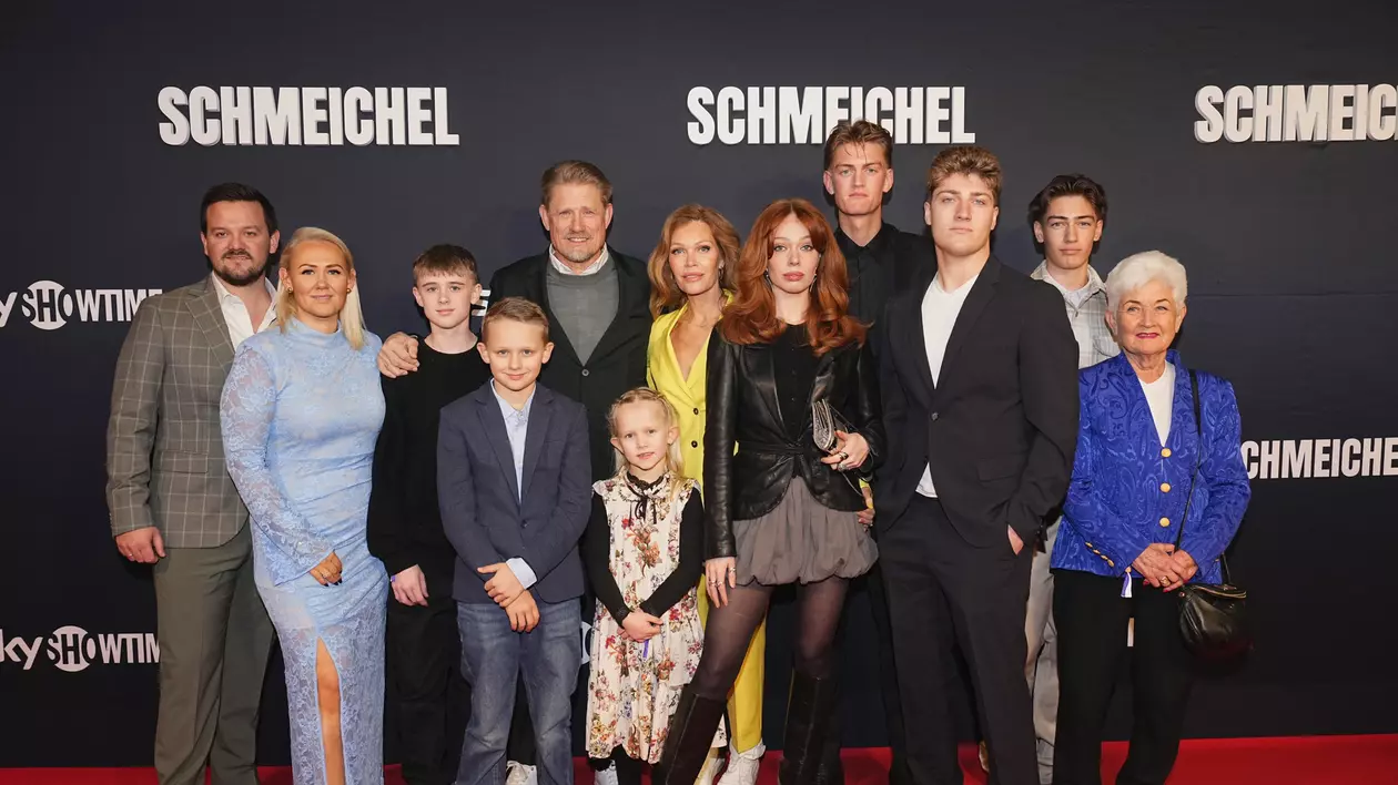 Peter Schmeichel împreună cu familia sa la lansarea documentarului. FOTO: SkyShowtime
