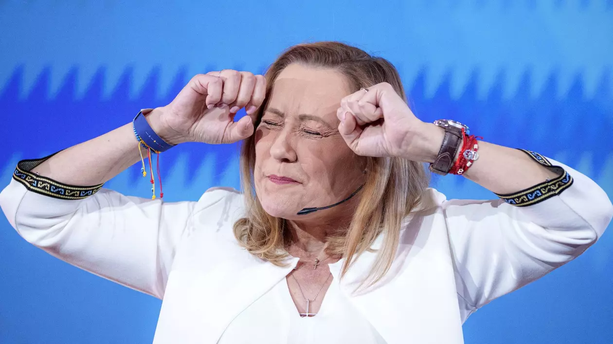 Elena Lasconi surprinsă în timp ce-și ține pumnii la tâmple