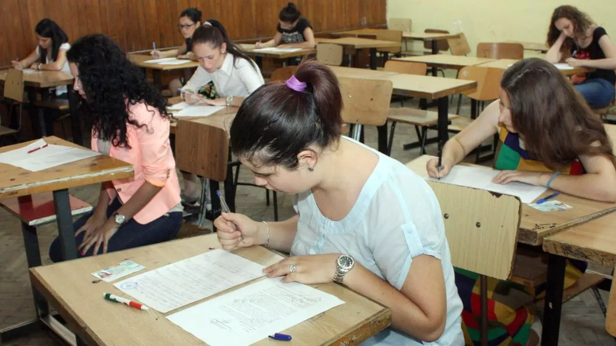 Elevi sustin examenul de Bacalaureat, la Craiova, marti, 10 iunie 2014. Elevii stau concentrați în bănci și rezolvă subiectele
