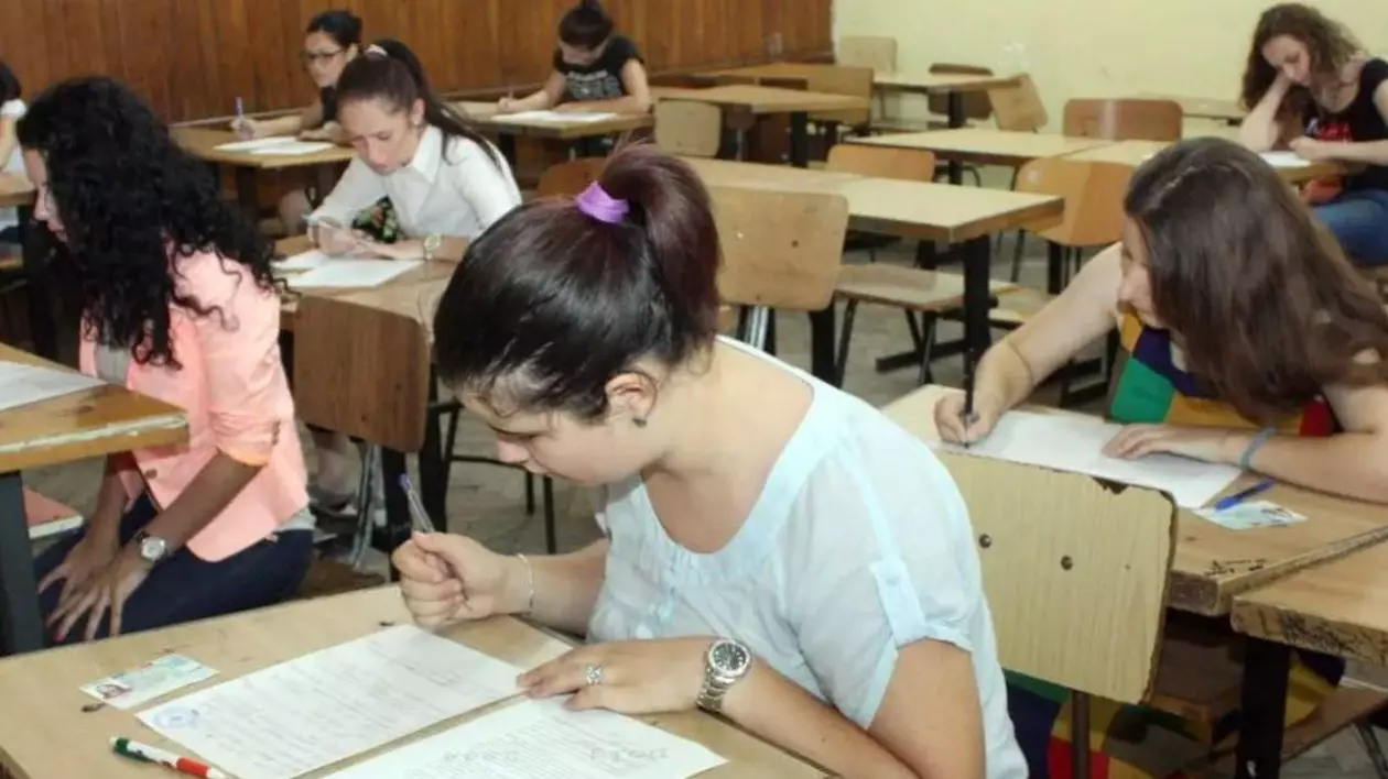 Elevi de liceu în bănci în timp ce completează un test