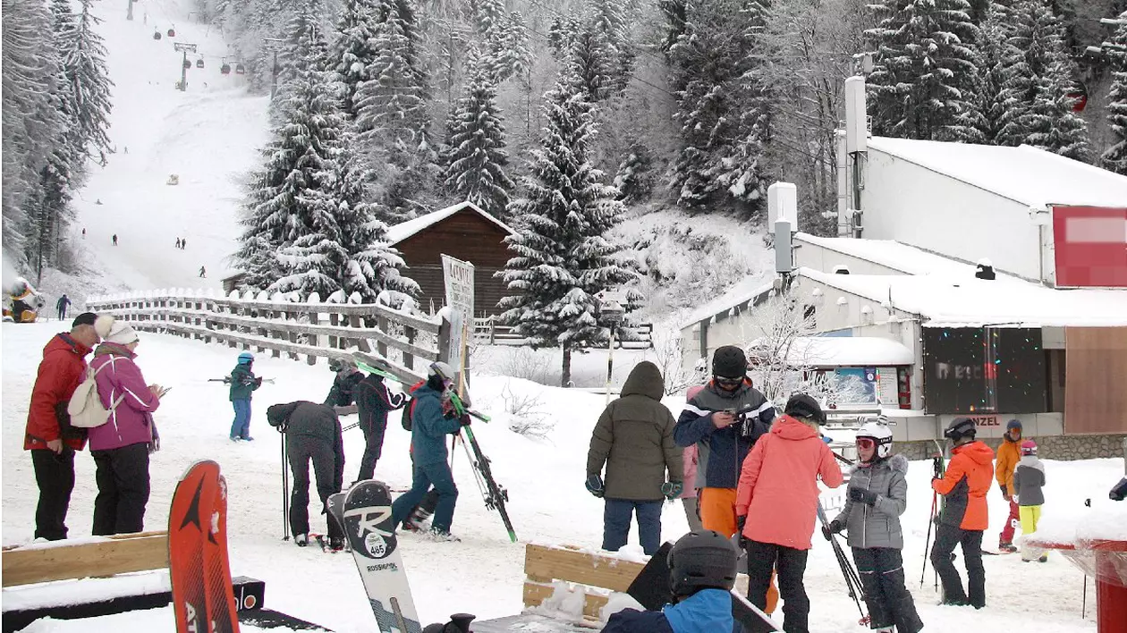 Turistii asteapta la rand accesul la telescaunul din Poiana Brasov, miercuri, 1 februarie 2023.