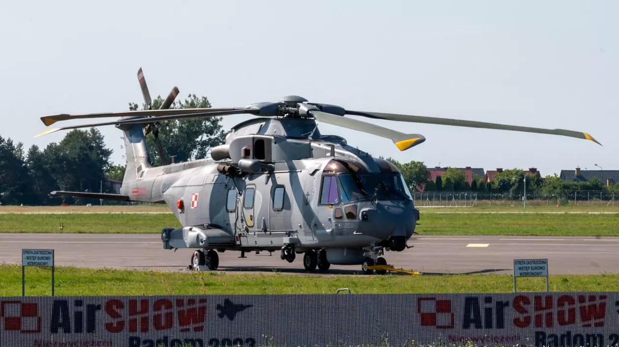Elicopter AW101, fabricat în Marea Britanie, aflat la sol, pregătit de intervenție dacă e cazul