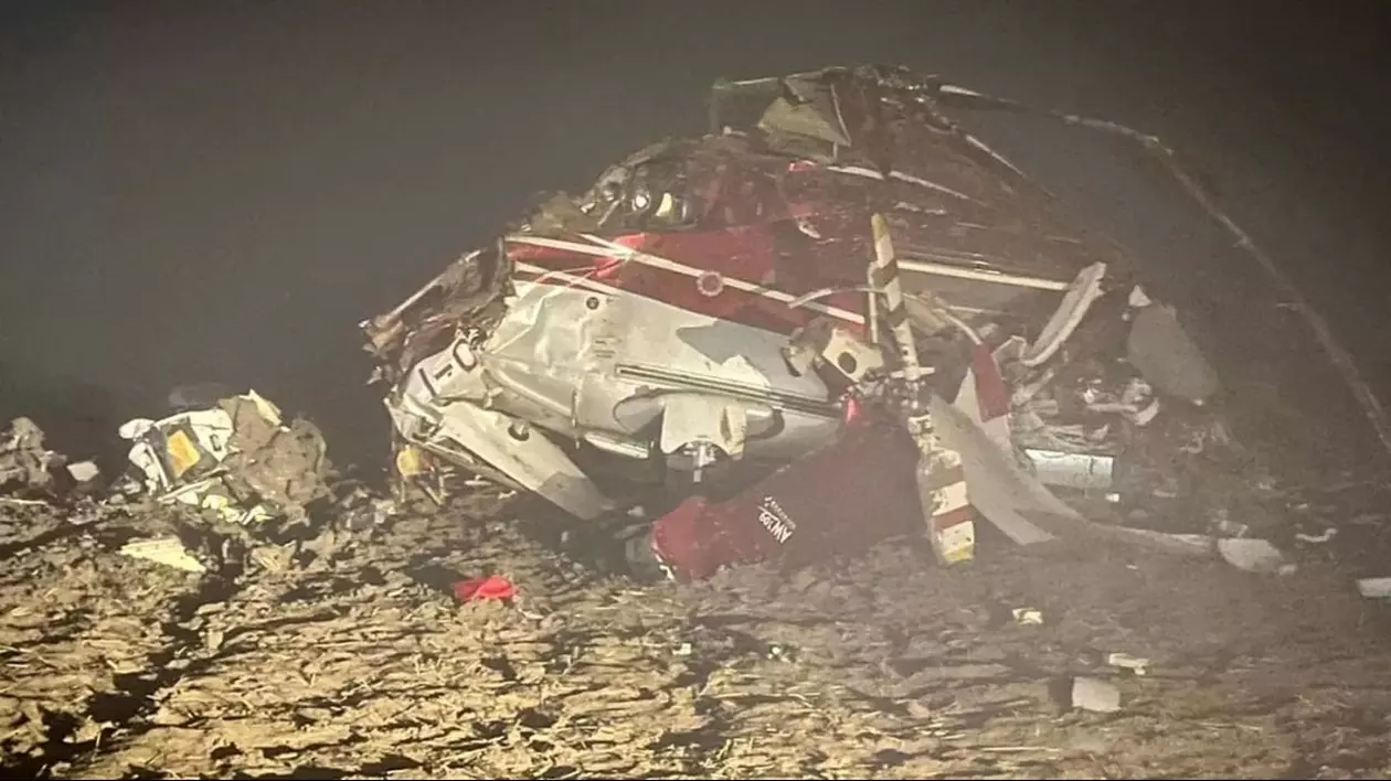 Un elicopter s-a prăbușit pe pământ și se văd resturi ale aparatului de zbor, lângă un castel al unui milionar, lângă Parma, Italia, 5 februarie 2025