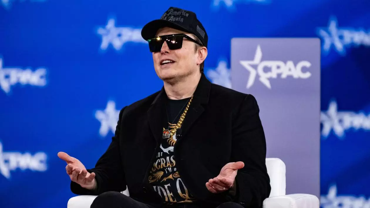 elon musk in timpul unei conferinte purtand o pereche de ochelari negri si o sapca pe cap neagra