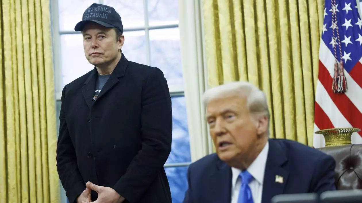 Donald Trump (dreapta) în timpul unei întâlniri cu Elon Musk în Biroul Oval. Imagine cu caracter ilustrativ Foto: Hepta
