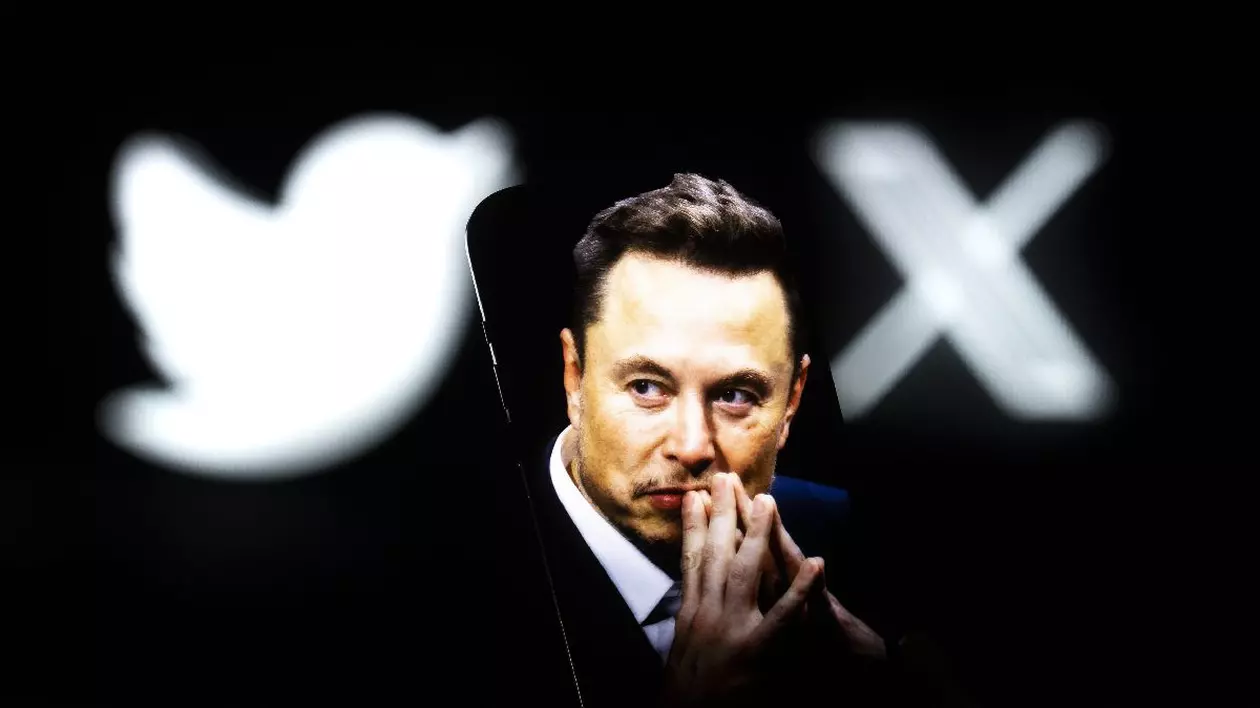 Miliardarul Elon Musk, flancat de o parte și de cealaltă de logo-urile Twitter și X, pe un fundal negru
