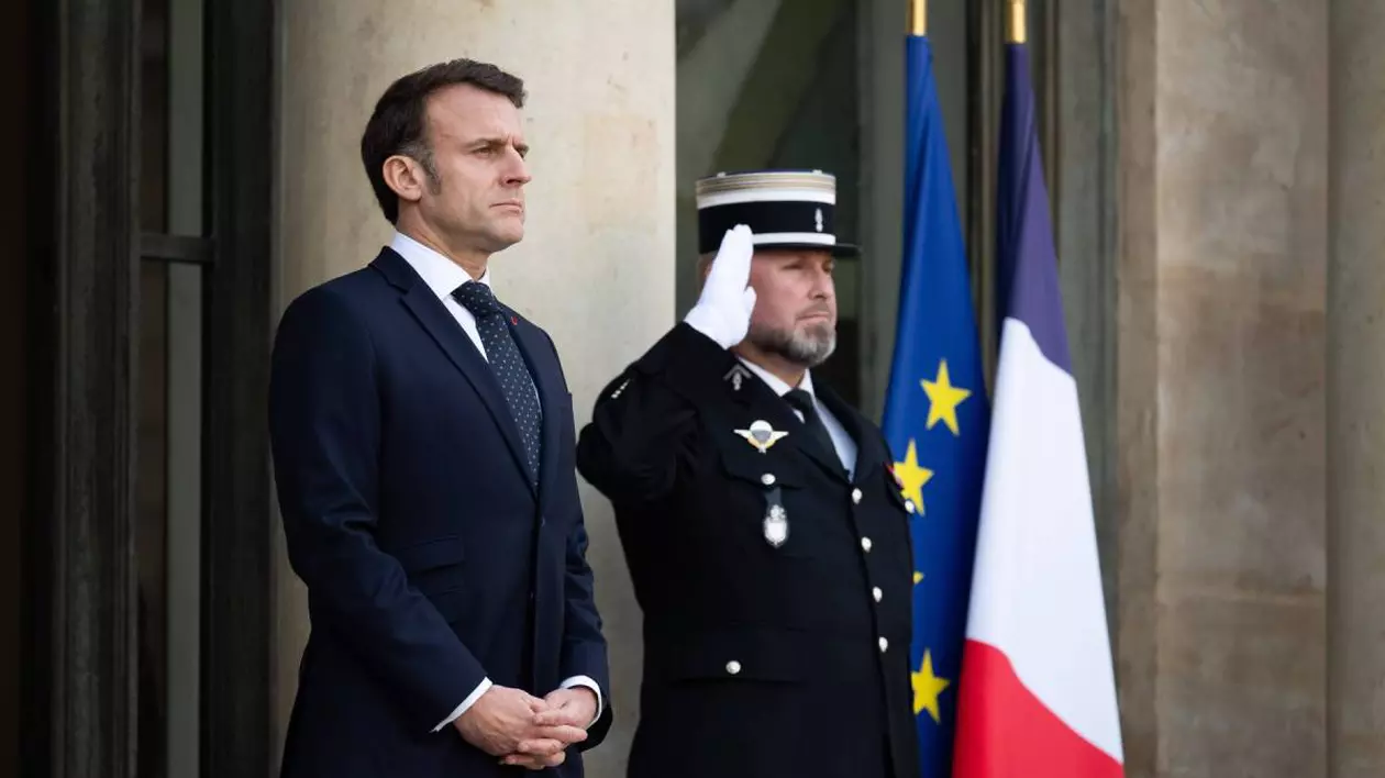 presedintele emanuel macron in fata Palatul Elysée