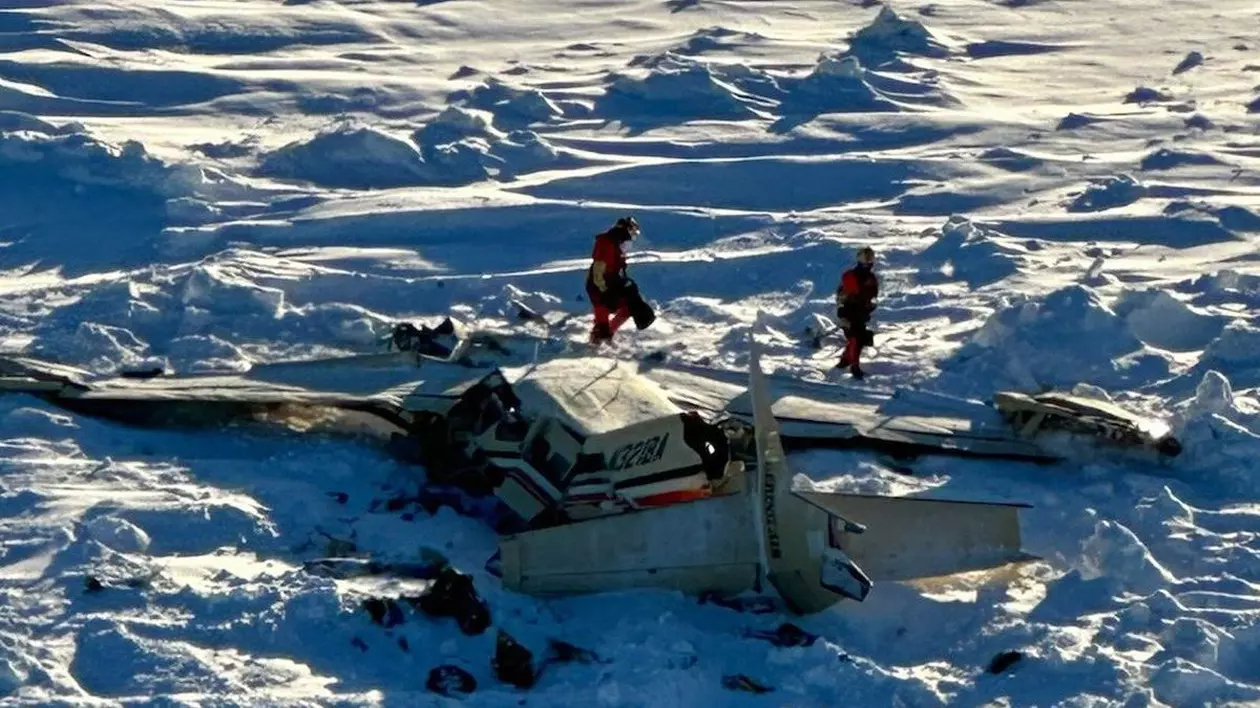 Epava avionului de mici dimensiuni căzut în Alaska a fost găsită pe un câmp de gheață