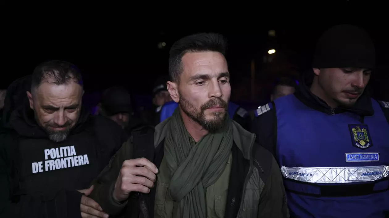 Bărbat dus la audieri la audieri la Parchetul General, cu fular verde la gât și geacă neagră. Lângă el sunt doi polițiști.