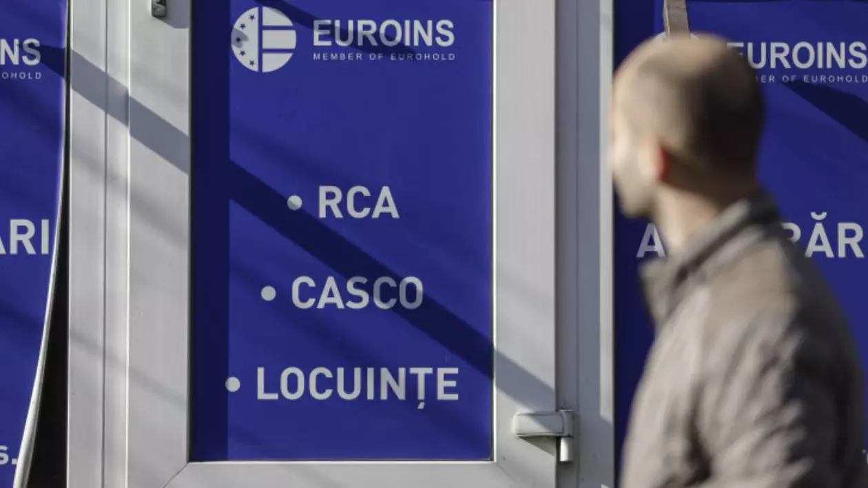 barbat care trece prin fata unui sediu euroins. pe usa sediului este lipit un autocolant cu euroins