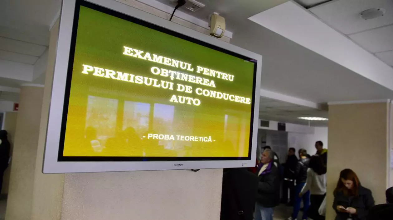 monitor pe care este afisat mesajul examen auto permis intr-o sala de asteptare unde sunt mai multi oameni