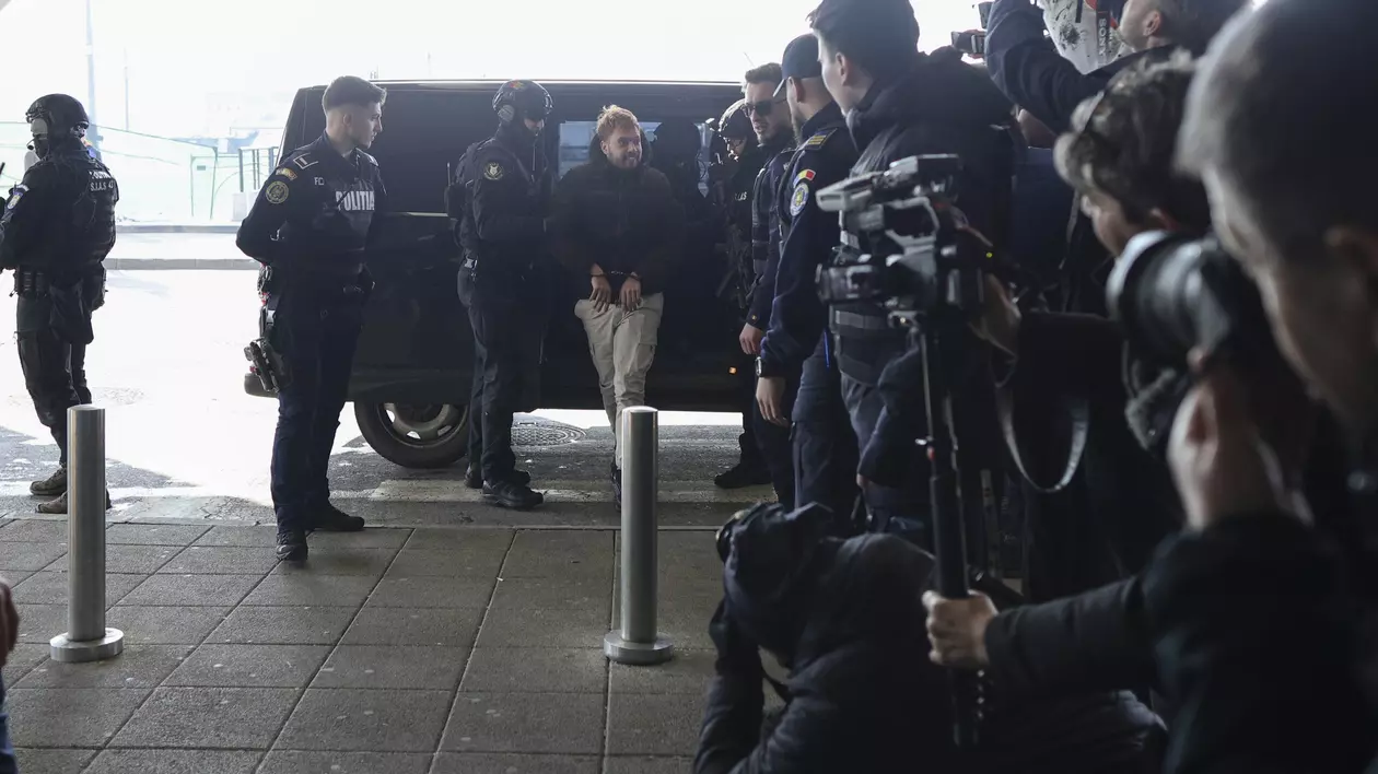 Mohamed Amra înconjurat de polițiști.