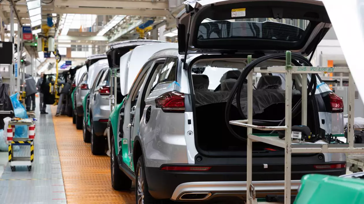 mai multe masini gri in intr-o fabrica auto