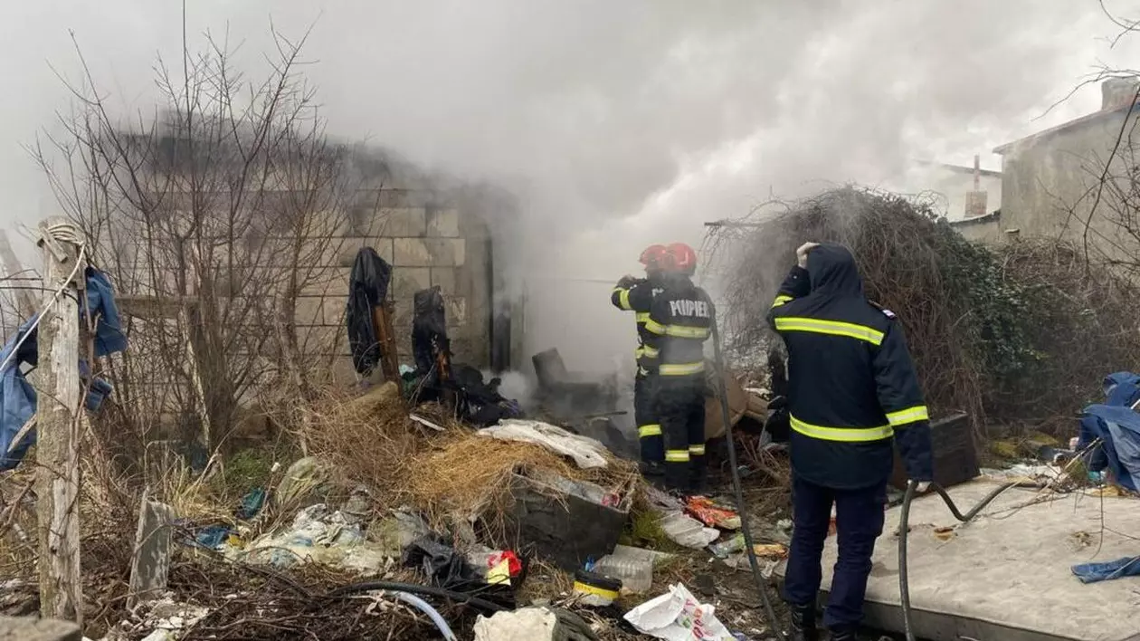 O casă a luat foc în Brăila, pompierii au ajuns la fața locului unde este fum și multe obiecte din locuință au fost aruncate pe jos