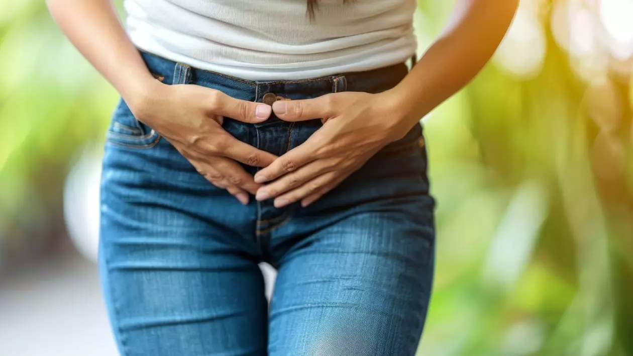Imagine creativă cu o femeie care suferă de balonare, îmbrăcată în blugi de culoare albastră și o bluză de culoare albă, pe fundal verde
