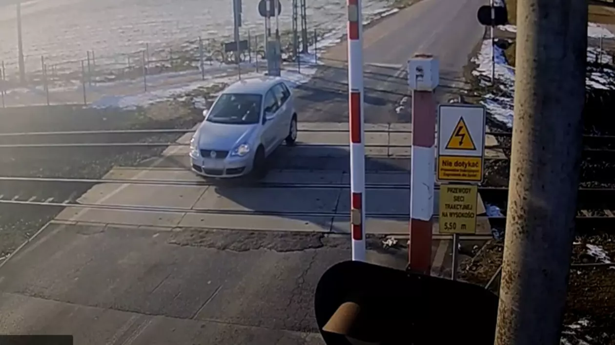 mașină pe calea ferată