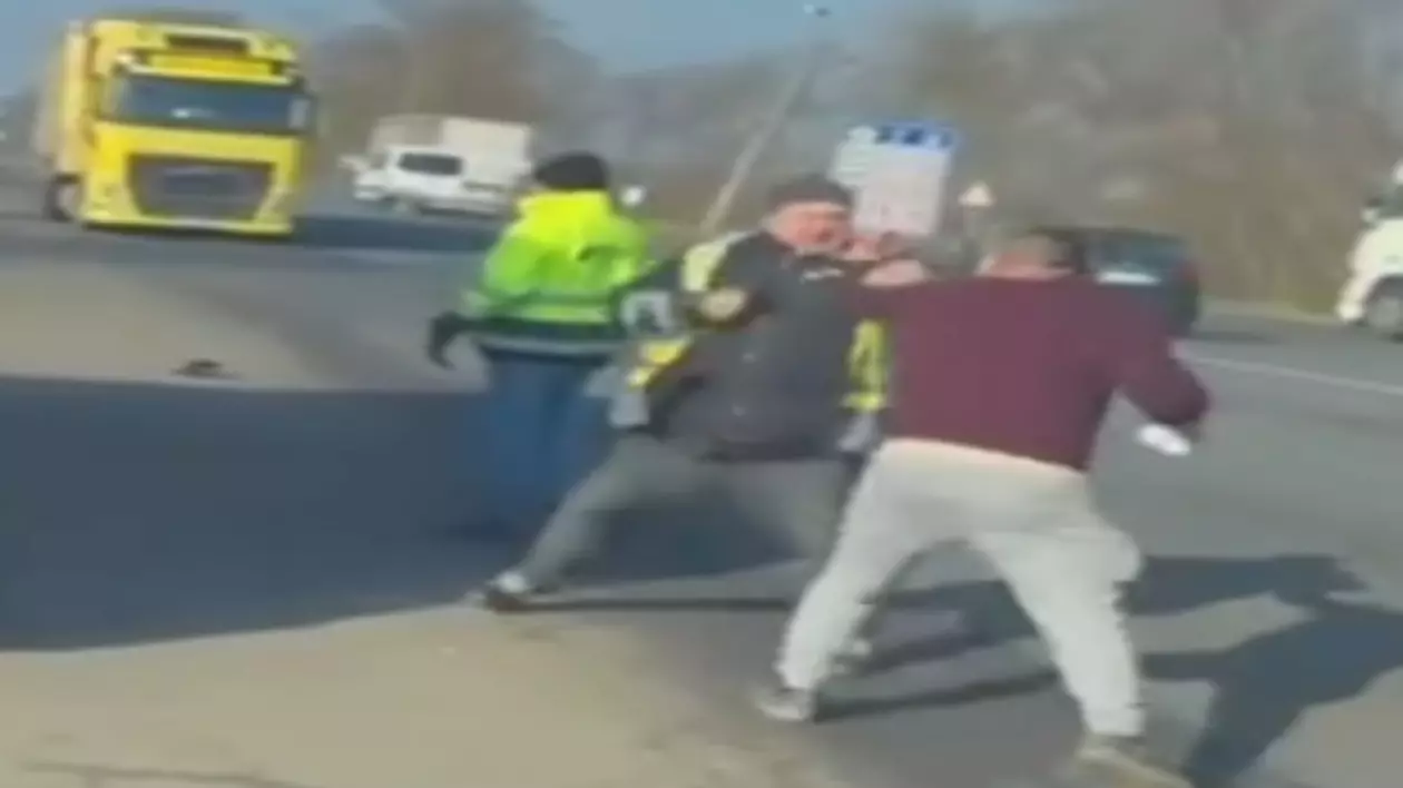 doi bărbați se iau la bătaie