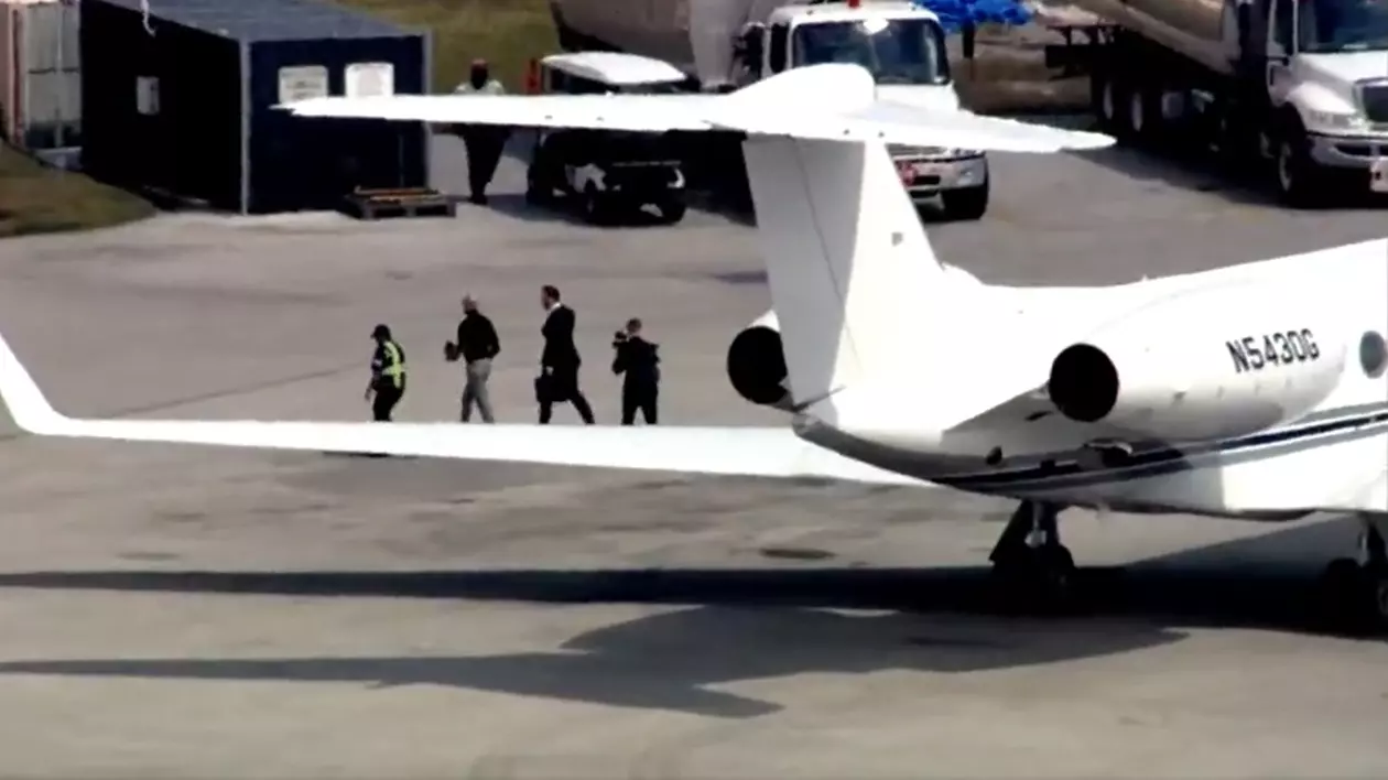 Andrew Tate și Tristan Tate au aterizat joi, 27 februarie, în jurul orei României 18.20, pe aeroportul din Fort Lauderdale, Florida