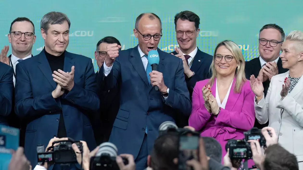 liderul CDU germania inconjurat de echipa sa in timpul unei conferinte