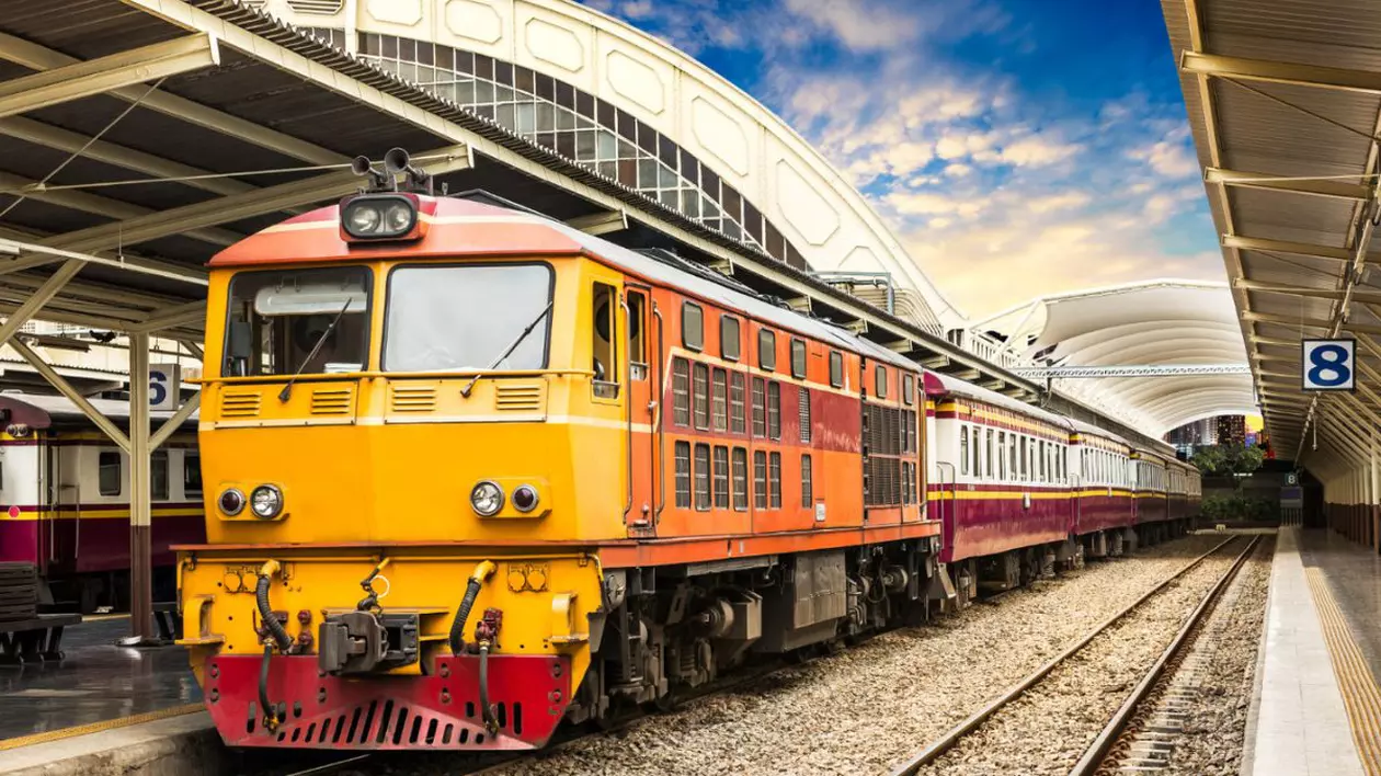 gara cu un tren galben staționat