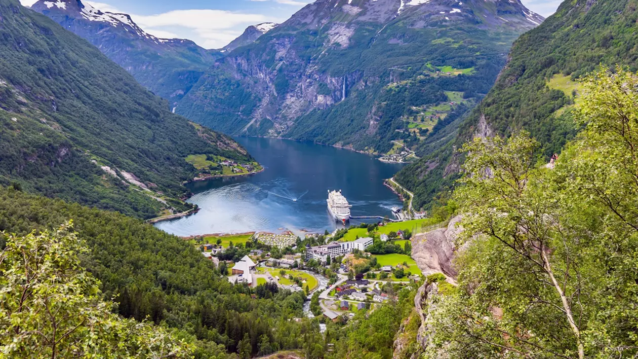 Ce este un fiord și cum se formează - Imagine de la înălţime asupra fiordului norvegian Geiranger.