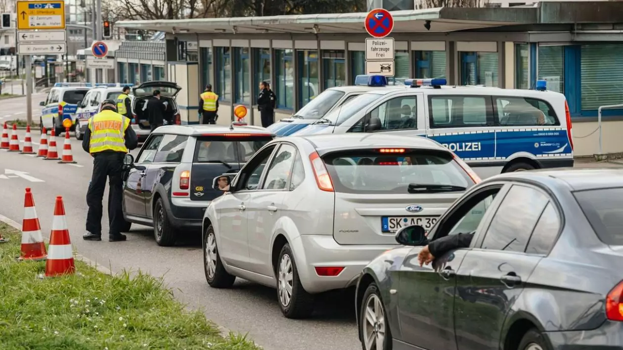 Ofițer în Germania verifică traficul de mașini, Germania - 16 martie 2020. Sursă: Profimedia