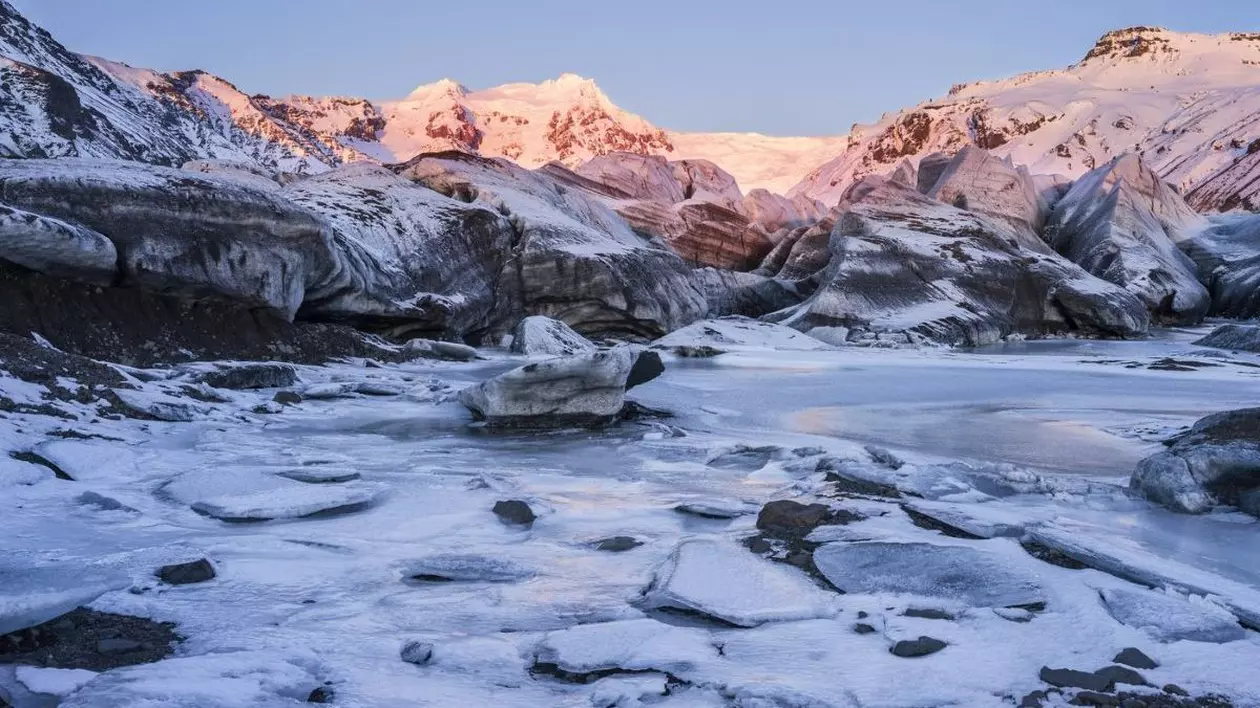 Ghețarul Svinafellsjoekull din Vatnajoekull NP în timpul iernii, vedere la Mt. Hrutsfjall în timpul apusului. Europa, Europa de Nord, Scandinavia, Islanda, februarie