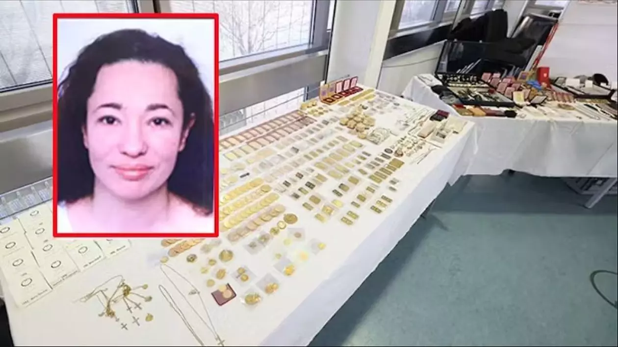 Ghicitoarea Mariana și două mese din sediul Poliției Austria pline cu bijuteriile și lingouri din casa femeii, confiscate la percheziții