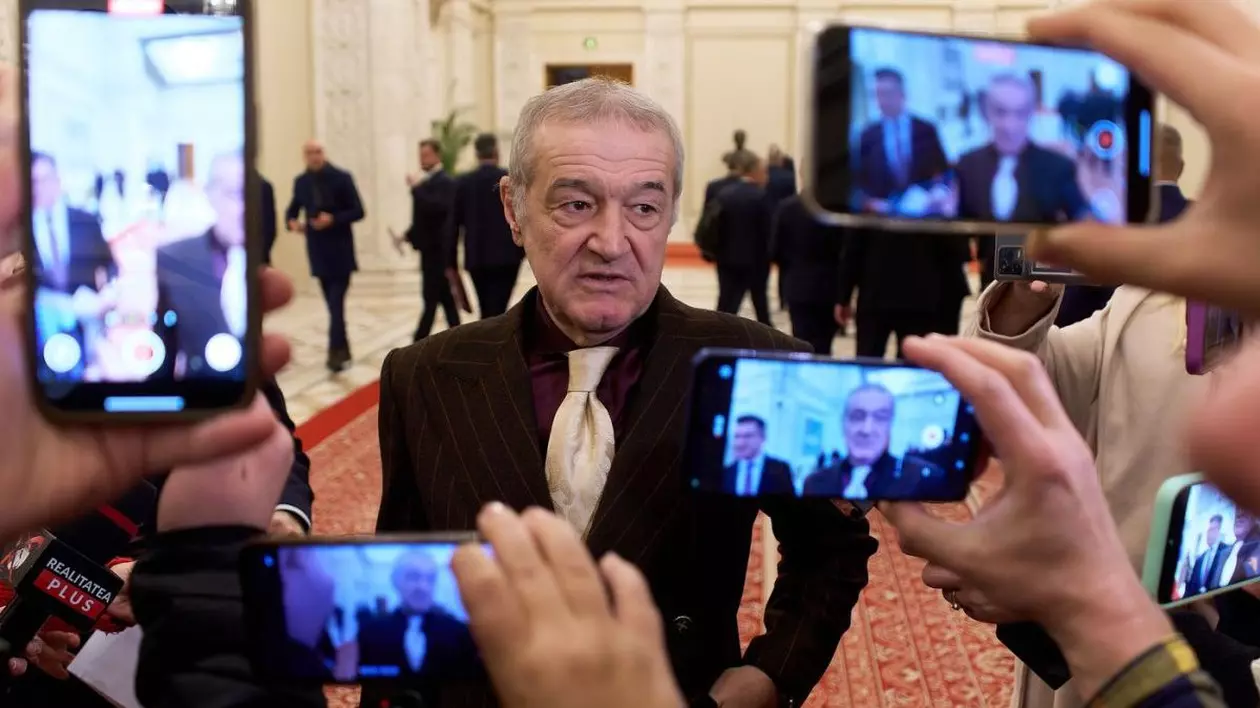 George Becali, finanțatorul echipei de fotbal FCSB, nou ales deputat pentru Alianța pentru Uniunea Românilor (AUR), răspunde la întrebările jurnaliştilor, la Palatul Parlamentului din București, 20 decembrie 2024