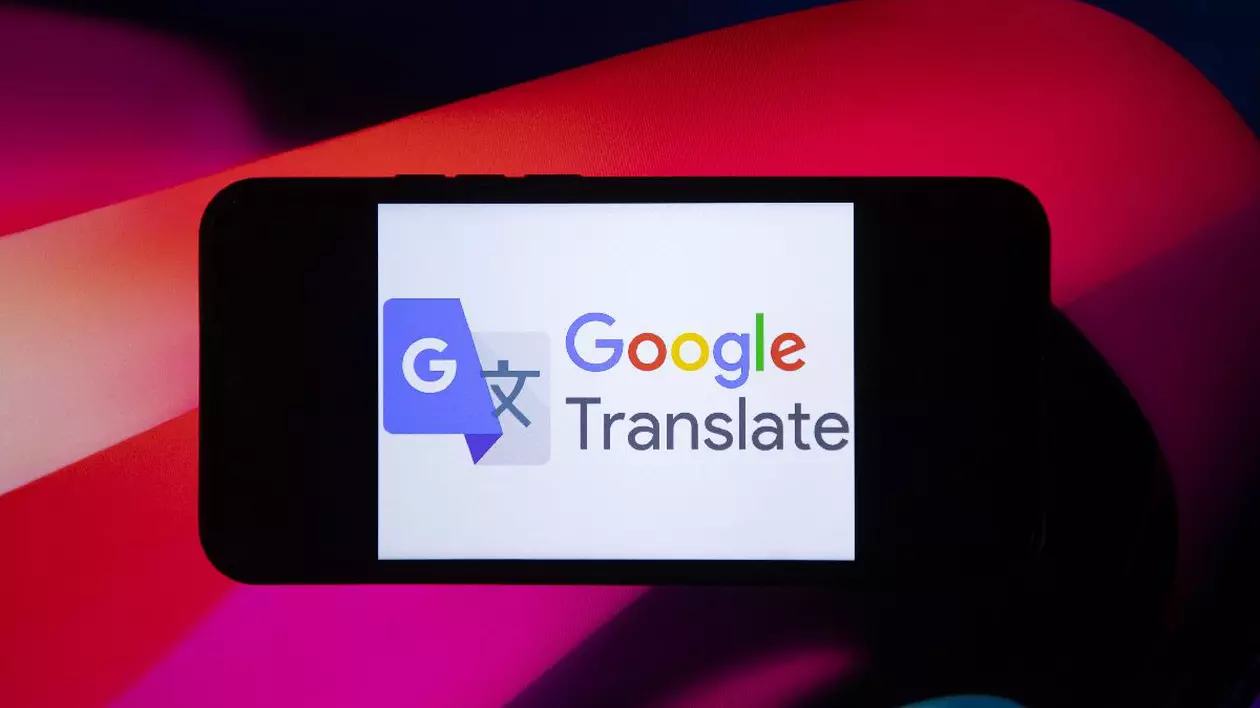 Logo-ul Google Translate, deschis pe ecranul unui telefon așezat pe un fundal roșu cu negru.