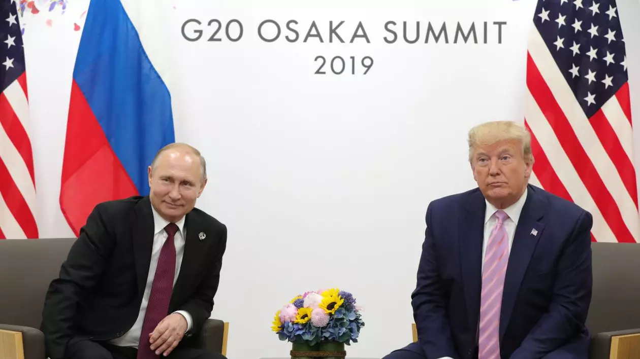 Vladimir Putin și Donald Trump stau pe scaune, unul lângă celălalt