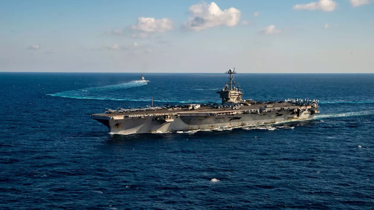 Un portavion american s-a ciocnit cu o navă comercială în Marea Mediterană